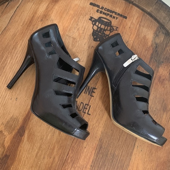 Enzo Angiolini Easaprano Black Leather Cut Out Zip Peep Toe High Heel Booties 6M - Picture 1 of 17